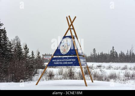 Territoires du Nord-Ouest, Canada - 1er avril 2025 : panneau pour Behchoko sur les terres tlicho dans les Territoires du Nord-Ouest. Les Tlicho, également connus sous le nom de Dogrib, Ar Banque D'Images