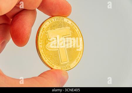 Une image en gros plan d'une pièce Tether de couleur or , symbolisant la valeur, la rareté et l'investissement potentiel dans la pièce Tether de crypto-monnaie Banque D'Images