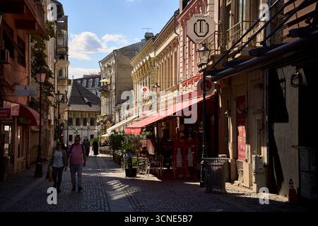Bucarest, Roumanie. 18 septembre 2025 : belle rue Sepcari, une attraction touristique dans la vieille ville de Bucarest, à la fin de laquelle Manuc Inn est vu Banque D'Images