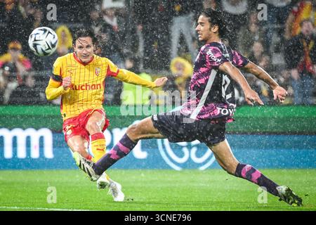 Florian THAUVIN de Lens et Ayyoub BOUADDI de Lille lors du championnat de France de Ligue 1 de football entre le RC Lens et le LOSC Lille le 20 septembre 2025 au stade Bollaert-Delelis de Lens, France Banque D'Images