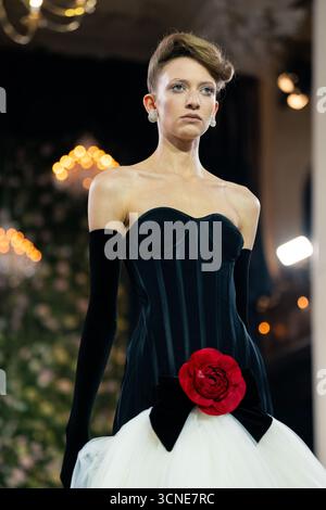 Londres, Royaume-Uni. 20 septembre 2025. Mannequin marche sur la piste au spectacle Richard Quinn pendant la London Fashion week du 2025 septembre à St John's Smith Square. (Photo de Lounis Tiar) crédit : lounisPhotography/Alamy Live News Banque D'Images