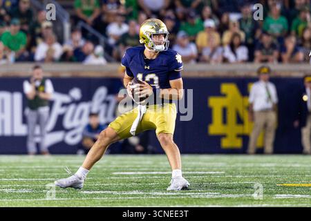 20 septembre 2025 : le quarterback de notre Dame, CJ Carr (13 ans), cherche à passer le ballon. Pendant l'action de football de la NCAA entre les Purdue Boilermakers et les notre Dame Fighting Irish au notre Dame Stadium de South Bend, Indiana. John Mersits/CSM Banque D'Images