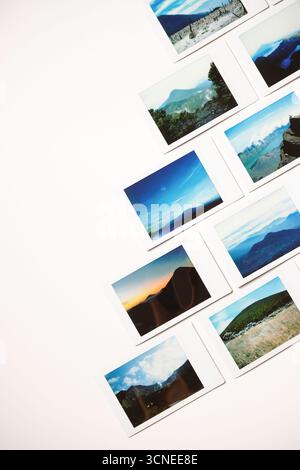 Paysage scénique voyageant photo polaroid isolé sur fond blanc Banque D'Images