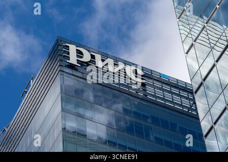 Gros plan de l'affiche PWC sur le bâtiment. Toronto, Canada. Banque D'Images