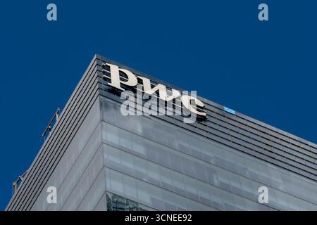 Gros plan de l'affiche PWC sur le bâtiment. Toronto, Canada. Banque D'Images