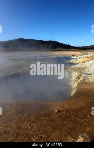Hverir Fumeroles, en contrebas de la montagne Námafjall, au sud de la région de Krafla, au nord de l'Islande. Banque D'Images