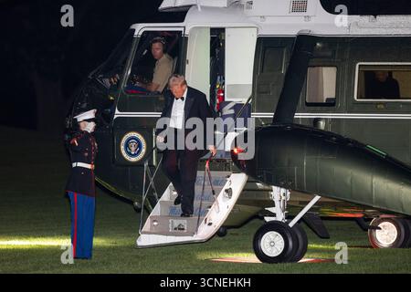 Le président AMÉRICAIN Donald Trump revient à la Maison Blanche après un dîner privé à Mount Vernon à Washington, DC, États-Unis. 20 septembre 2025. Le président n'a pas répondu aux questions criées par les journalistes. Crédit : Abaca Press/Alamy Live News Banque D'Images