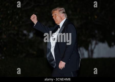 Le président AMÉRICAIN Donald Trump revient à la Maison Blanche après un dîner privé à Mount Vernon à Washington, DC, États-Unis. 20 septembre 2025. Le président n'a pas répondu aux questions criées par les journalistes. Crédit : Abaca Press/Alamy Live News Banque D'Images