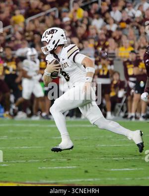Tempe, Arizona, États-Unis. 13 septembre 2025. Le quarterback des Bobcats du Texas State Brad Jackson (8) sort de la poche pendant le match entre les Bobcats du Texas et les Sun Devils de l'Université d'État de l'Arizona au Mountain America Stadium de Tempe, Arizona. Michael Cazares/CSM/Alamy Live News Banque D'Images