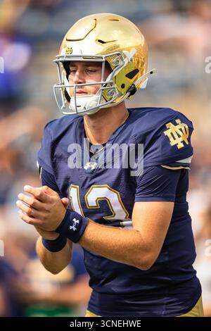 South Bend, Indiana, États-Unis. 20 septembre 2025. CJ CARR - QB #13 - ne DAME - FR se réchauffe avant le match de football de la NCAA entre le #24 notre Dame Fighting Irish et les Purdue Boilermakers au notre Dame Stadium à South Bend, Indiana, le 20 septembre 2025. Notre Dame bat Purdue 56 à 30. (Crédit image : © Justin Sicking/ZUMA Press Wire) USAGE ÉDITORIAL SEULEMENT ! Non destiné à UN USAGE commercial ! Banque D'Images