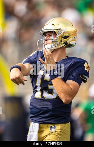 South Bend, Indiana, États-Unis. 20 septembre 2025. CJ CARR - QB #13 - ne DAME - FR se réchauffe avant le match de football de la NCAA entre le #24 notre Dame Fighting Irish et les Purdue Boilermakers au notre Dame Stadium à South Bend, Indiana, le 20 septembre 2025. Notre Dame bat Purdue 56 à 30. (Crédit image : © Justin Sicking/ZUMA Press Wire) USAGE ÉDITORIAL SEULEMENT ! Non destiné à UN USAGE commercial ! Banque D'Images