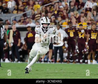 Tempe, Arizona, États-Unis. 13 septembre 2025. Le quarterback Brad Jackson (8 ans) des Bobcats du Texas State monte sur le terrain pendant le match entre les Bobcats du Texas et les Sun Devils de l'Université d'État de l'Arizona au Mountain America Stadium de Tempe, Arizona. Michael Cazares/CSM/Alamy Live News Banque D'Images