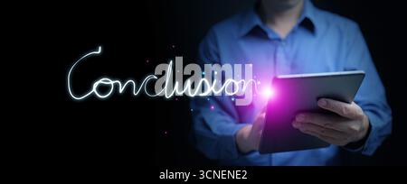 Tablette tenant à la main générant un effet de lumière écriture mot de conclusion, symbole du concept final, résultat numérique, achèvement du projet, activité créative St Banque D'Images