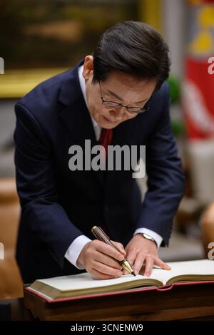 Le président Lee Jae-Myung de Corée du Sud signe le livre d'or lors de sa visite officielle à la Maison Blanche à Washington, D.C. le 25 août 2025. Image reproduite avec l'aimable autorisation de la Maison Blanche. Banque D'Images