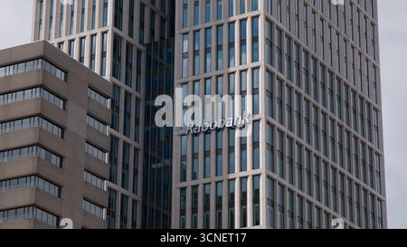 ROTTERDAM, PAYS-BAS - 13 SEPTEMBRE 2025 - bâtiment du siège social de Rabobank doté d'une architecture moderne et de fenêtres en verre à Rotterdam Banque D'Images