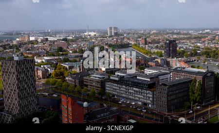ROTTERDAM, PAYS-BAS - 13 SEPTEMBRE 2025 - Rotterdam, pays-Bas, paysage urbain montrant l'architecture urbaine et une rivière sous ciel nuageux Banque D'Images