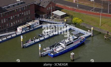 ROTTERDAM, PAYS-BAS - 13 SEPTEMBRE 2025 - des patrouilleurs de la police néerlandaise amarrés dans une installation portuaire de Rotterdam, pays-Bas Banque D'Images