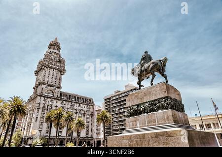 Monument au général José Gervasio Artigas sur la Plaza Independencia, la place la plus importante de Montevideo. Banque D'Images