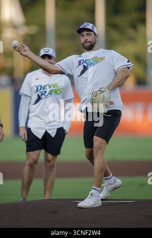 Tampa, Floride, États-Unis. 20 septembre 2025. Victor Hedman, capitaine de l'équipe Lightning de Tampa Bay, lance le premier terrain avant un match de baseball de la MLB entre les Rays de Tampa Bay et les Red Sox de Boston, le samedi 20 septembre 2025, au George M. Steinbrenner Field. Les Red Sox ont battu les rayons 6-3. (Crédit image : © Kim Hukari/ZUMA Press Wire) USAGE ÉDITORIAL SEULEMENT ! Non destiné à UN USAGE commercial ! Crédit : ZUMA Press, Inc/Alamy Live News Banque D'Images
