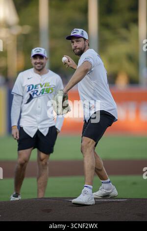 Tampa, Floride, États-Unis. 20 septembre 2025. Victor Hedman, capitaine de l'équipe Lightning de Tampa Bay, lance le premier terrain avant un match de baseball de la MLB entre les Rays de Tampa Bay et les Red Sox de Boston, le samedi 20 septembre 2025, au George M. Steinbrenner Field. Les Red Sox ont battu les rayons 6-3. (Crédit image : © Kim Hukari/ZUMA Press Wire) USAGE ÉDITORIAL SEULEMENT ! Non destiné à UN USAGE commercial ! Crédit : ZUMA Press, Inc/Alamy Live News Banque D'Images