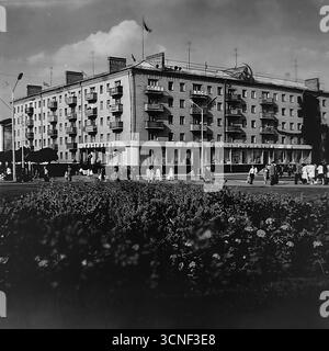 L'ensemble architectural des bâtiments résidentiels de style Empire stalinien sur la place de la Révolution d'octobre (maintenant place Soborna) à Sloviansk, URSS, 1980. Cette photographie d'archives en couleur montre le grand développement d'un centre-ville soviétique et une vue d'une rue adjacente, véhiculant l'atmosphère d'une vie urbaine calme et ordonnée de l'ère de la stagnation Banque D'Images