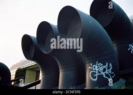Photo analogique de conduits de ventilation futuristes sur le centre commercial SPENS. Architecture brutaliste avec une esthétique industrielle de science-fiction. Banque D'Images