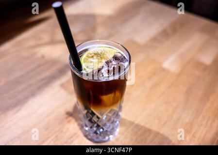 un verre de boisson expresso tonique fraîche et rafraîchissante servie dans un restaurant Banque D'Images