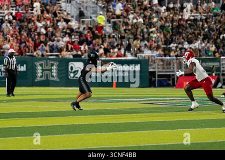 Honolulu, Hawaï, 20 septembre 2025. Les guerriers de l'Université d'Hawaï (G) Wide Receiver #8 Tama Uiliata fait une prise tendue alors que l'arrière défensif #11 (d) Jayden Davis se rapproche pour le tacle dans le match de rivalité contre Fresno State et la victoire des Bulldogs '23-21. Crédit : Solomon Thompson/Alamy Live News Banque D'Images