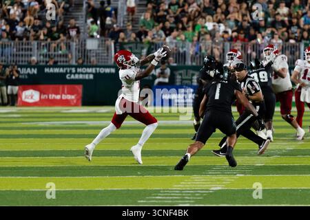Honolulu, Hawaï, 20 septembre 2025. Fresno State (G) Wide Receiver #11 Jayon Farrar fait un saut à deux mains alors que l'arrière défensif #1 d'Hawaï (d) Peter Manuma s'attaque au tacle dans la victoire des Bulldogs '23-21 contre les Warriors. Crédit : Solomon Thompson/Alamy Live News Banque D'Images