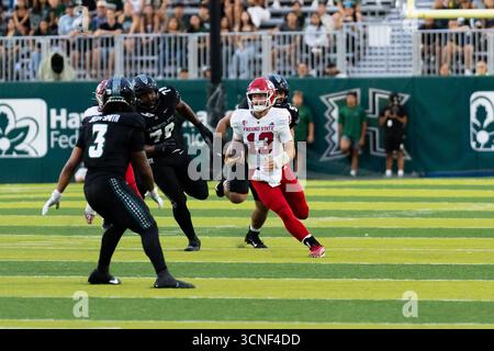 Honolulu, Hawaï, 20 septembre 2025. (L) le quarterback #13 E.J. Warner de Fresno State remet la main à (R) le Runback #2 Rayshon Luke dans Mountain West Open Play et la victoire 23 à 21 des Bulldogs sur les Warriors de l'Université de Hawai'i. Crédit : Solomon Thompson/Alamy Live News Banque D'Images