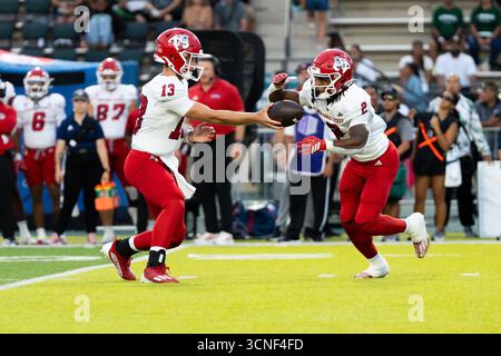 Honolulu, Hawaï, 20 septembre 2025. (L) le quarterback #13 E.J. Warner de Fresno State remet la main à (R) le Runback #2 Rayshon Luke dans Mountain West Open Play et la victoire 23 à 21 des Bulldogs sur les Warriors de l'Université de Hawai'i. Crédit : Solomon Thompson/Alamy Live News Banque D'Images