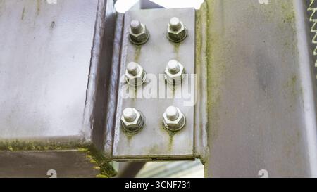 Connexion de poutre en acier boulonnée avec gousset Banque D'Images