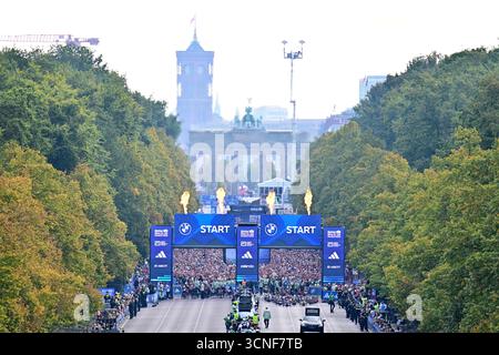 Berlin, Allemagne. 21 septembre 2025. Athlétisme : marathon. Feux d'artifice au début. Crédit : Sebastian Christoph Gollnow/dpa/Alamy Live News Banque D'Images