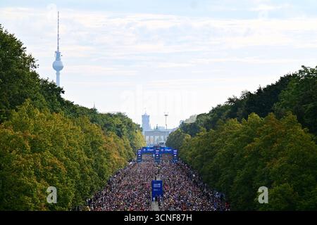 Berlin, Allemagne. 21 septembre 2025. Athlétisme : marathon. Les coureurs prennent la piste. Crédit : Sebastian Christoph Gollnow/dpa/Alamy Live News Banque D'Images