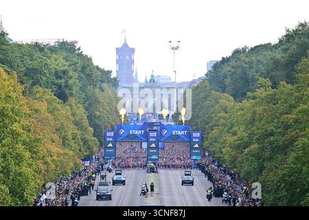 Berlin, Allemagne. 21 septembre 2025. Athlétisme : marathon. Les coureurs prennent la piste. Crédit : Sebastian Christoph Gollnow/dpa/Alamy Live News Banque D'Images