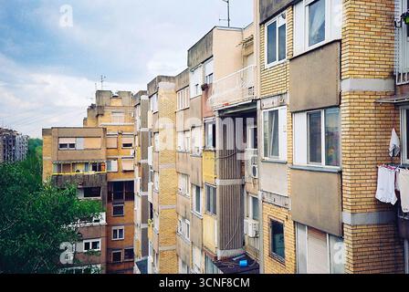 Photo analogique de linge suspendu pour sécher sur un balcon. Un aperçu tranquille de la vie quotidienne, encadré de lumière, de texture et de calme domestique. Banque D'Images