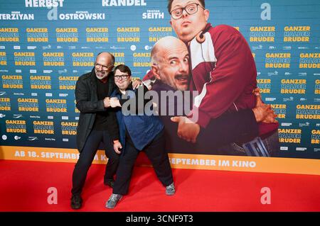 Christoph Maria Herbst und Nico Randel BEI der Premiere des Kinofilms Ganzer halber Bruder im Astor Grand Cinema. Hanovre, 16.09.2025 *** Christoph Maria Herbst et Nico Randel à la première du film Ganzer Halber Bruder au Astor Grand Cinema Hanovre, 16 09 2025 Foto :Xn.xHeuselx/xFuturexImagex bruder hannover 5956 Banque D'Images