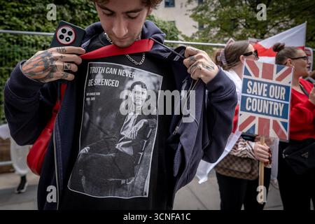 Londres, Royaume-Uni. 20 septembre 2025. Hommage à Charlie Kirk par un manifestant anti-migrant devant l'hôtel Britannia International à Canary Wharf, qui héberge actuellement des demandeurs d'asile. Crédit : Guy Corbishley/Alamy Live News Banque D'Images