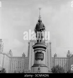 Le monument à l'érudit Mikhaïl Lomonossov se dresse fièrement devant le bâtiment principal de l'Université d'État de Moscou (MGU) sur les collines de Lénine (maintenant collines du moineau) à Moscou, URSS, en 1975. Cette photographie monumentale en noir et blanc, prise sous un angle bas, capture parfaitement la grandeur de l'emblématique gratte-ciel stalinien, symbole de la science soviétique, de l'enseignement supérieur et du pouvoir pendant la guerre froide, avec le fondateur de l'université placé en évidence au premier plan. Banque D'Images