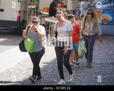 Cremona, Italie - 3 septembre 2025 les personnes profitant d'une journée d'été ensoleillée se promenant dans le centre-ville historique de Crémone Lombardie Italie Banque D'Images