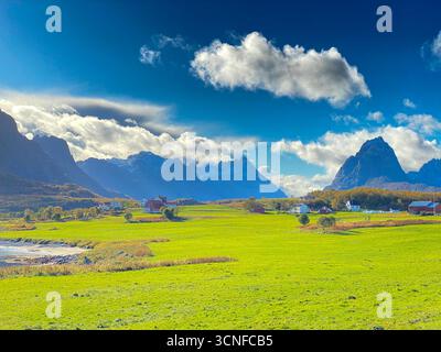 Une scène automnale de la petite île de Holdoya, un village communautaire composé de pêche et d'agriculture, face au Hadselfjoden sur l'archipel des Lofoten Banque D'Images