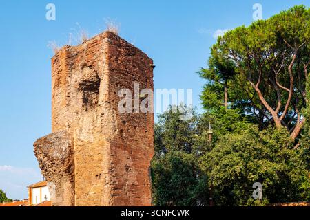 Ruines de l'aqueduc néronien sur la via della Navicella à Rome, Italie. Banque D'Images