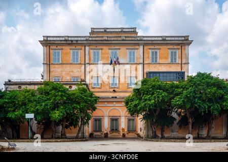 Façade Palazzetto Mattei du XVIe siècle, abritant aujourd'hui la Società Geografica Italiana à Villa Celimontana, Rome, Italie. Banque D'Images