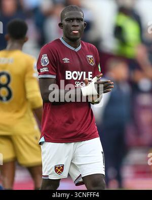 Londres, Royaume-Uni. 20 septembre 2025. Londres, Angleterre, 20 septembre 2025 : El Hadji Malick Diouf (12 West Ham United) applaudit les supporters à plein temps dans le match de premier League entre West Ham United et Crystal Palace au London Stadium à Londres, en Angleterre. (Photo de Jay Patel/Sports Press photo/SPP) crédit : SPP Sport Press photo. /Alamy Live News Banque D'Images
