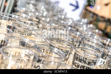 Berlin, Allemagne. 21 septembre 2025. Athlétisme : marathon. Des tasses d'eau sont disponibles dans une station de rafraîchissement du Marathon de Berlin. Crédit : Andreas Gora/dpa/Alamy Live News Banque D'Images