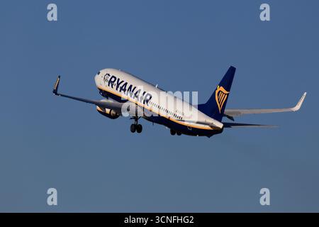 Porto, Portugal - 20 septembre 2025 : Boeing 737-8AS Ryanair EI-EGA montant après le décollage de l'aéroport Francisco Sá Carneiro Banque D'Images
