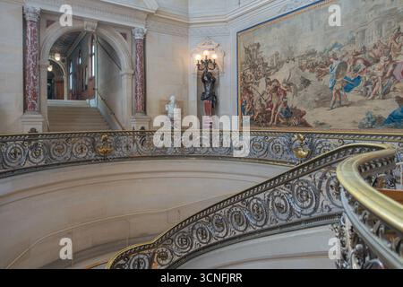 Chantilly, France - 07 août 2024 : intérieur du château de Chantilly, joyaux du patrimoine français en Picardie. Banque D'Images