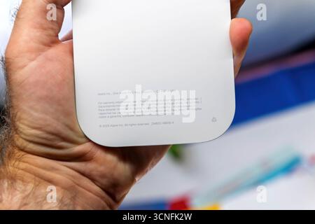 Paris, France - 19 septembre 2025 : le dos de l'étui pare-chocs iPhone Air avec les détails de la garantie et l'adresse Apple Park visibles. Banque D'Images