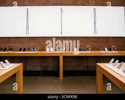 Paris, France - 19 septembre 2025 : L'intérieur d'un Apple Store présentant une grande bannière publicitaire pour l'iPhone Air, avec smartphones et écouteurs Banque D'Images