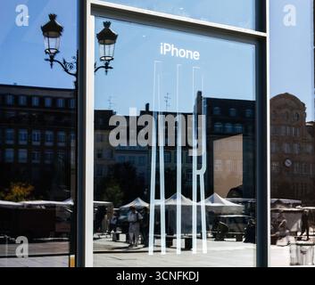 Paris, France - 19 septembre 2025 : une grande signalétique promotionnelle pour l'Apple iPhone Air est présentée sur la vitrine vitrée d'un Apple Store, ville reflétant Banque D'Images